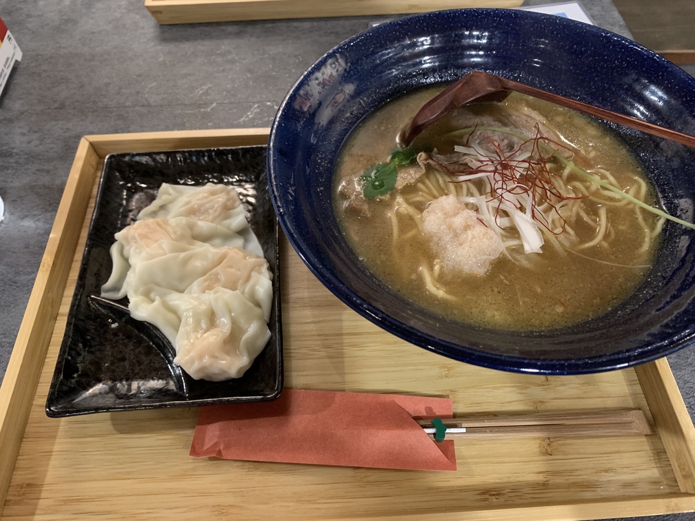 魚介醤油ずわい蟹味噌ラーメンとエビワンタン